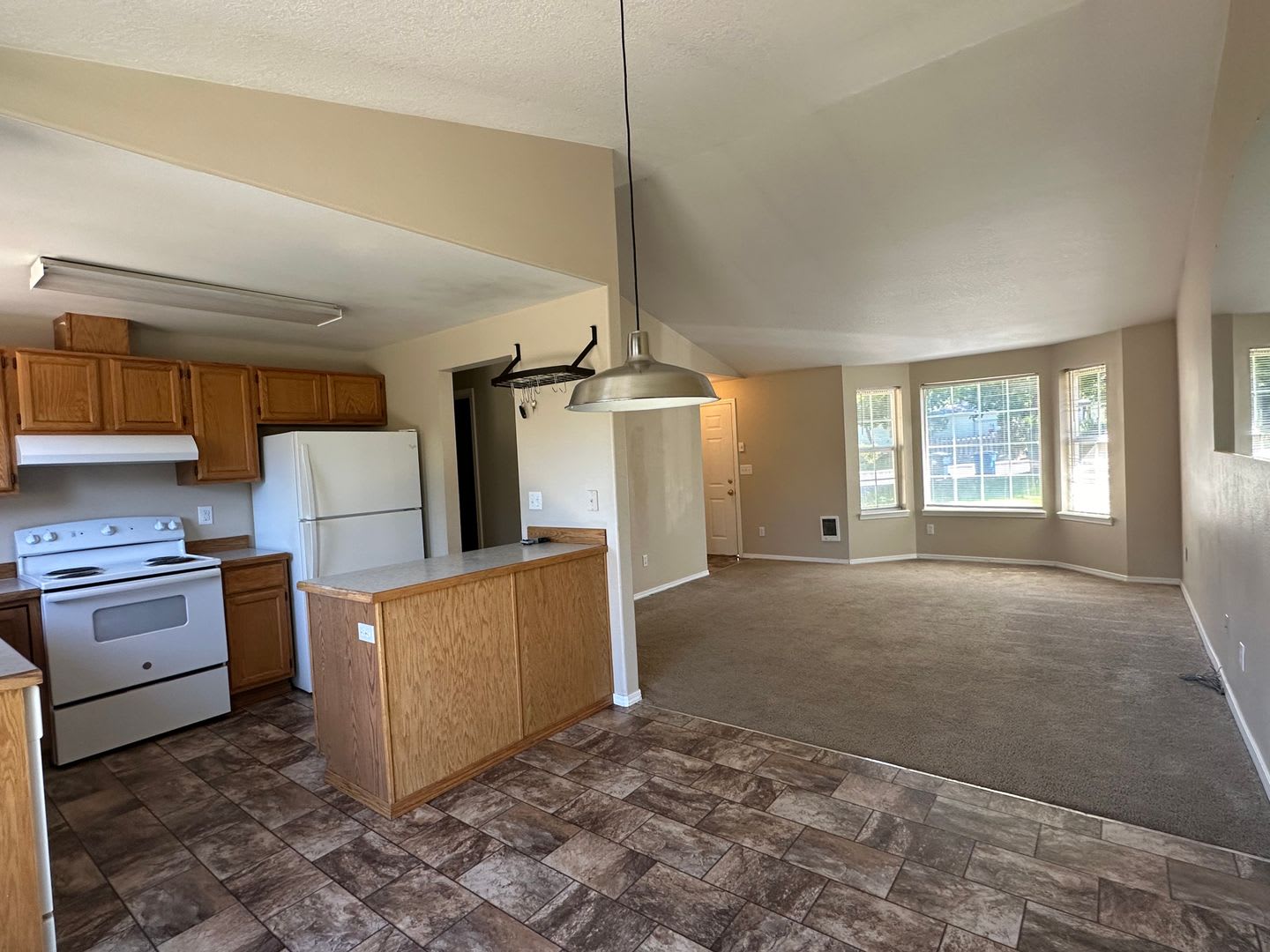 3 Bed 2 Bath Home: Fully Fenced Yard & Convenient Location – photo 1