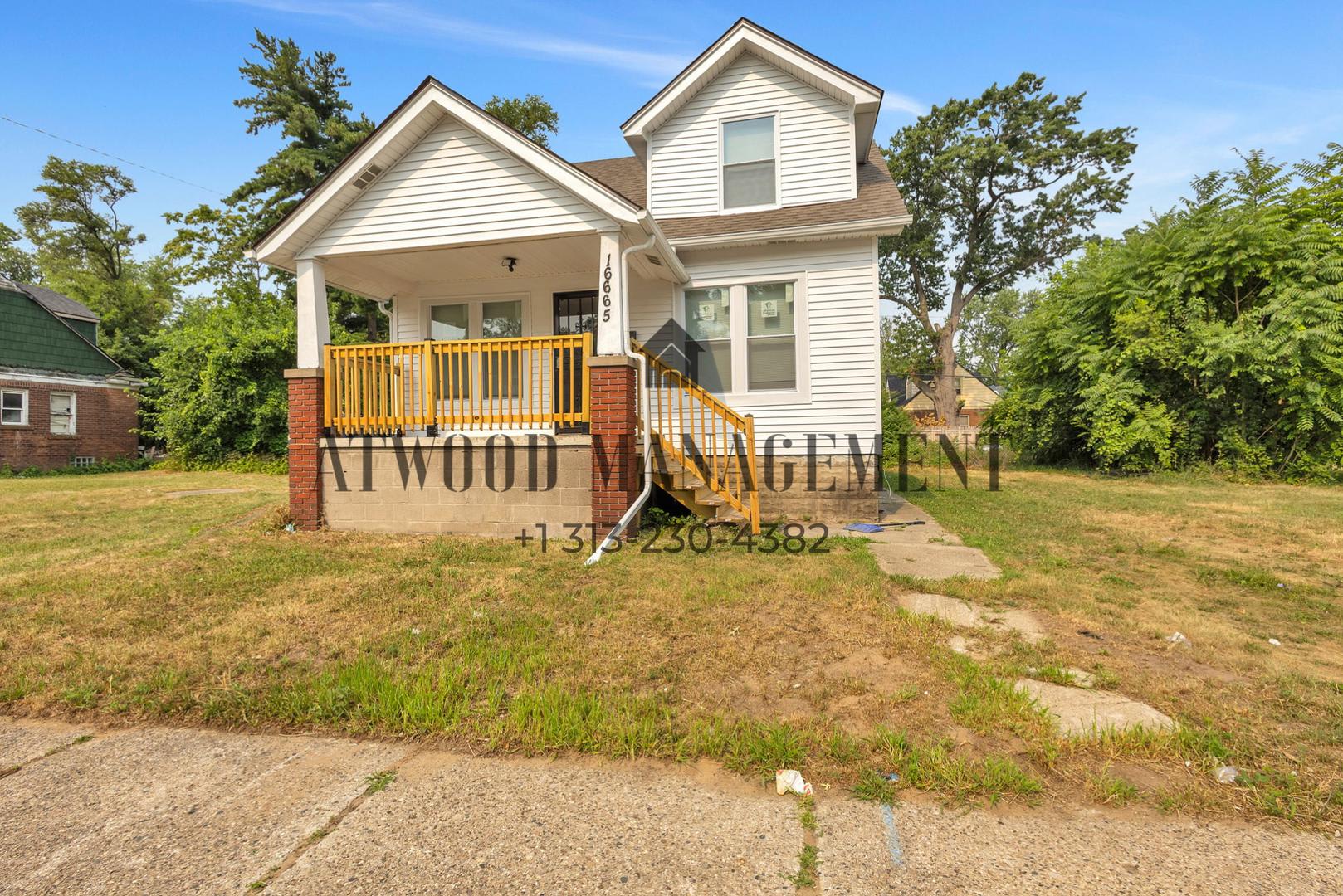 This beautifully updated 3-bedroom, 2-bath single-family home is ready for move-in! – photo 1