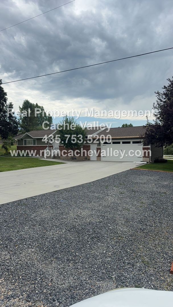 Stunning 4 Bed house in Hyde Park! Available for immediate move in! – photo 1 of 26