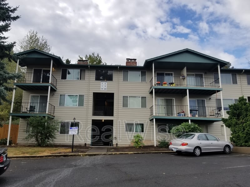 17838 NE Multnomah Dr – photo 1 of 15