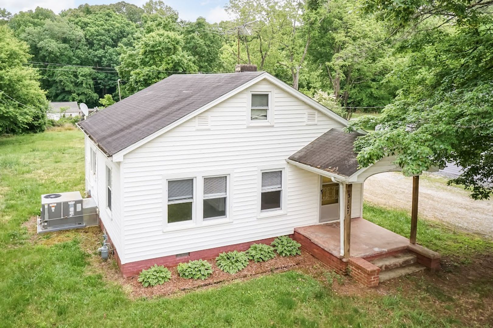 Cute and Tranquil 2 bed/1bath near Elon – photo 1 of 11