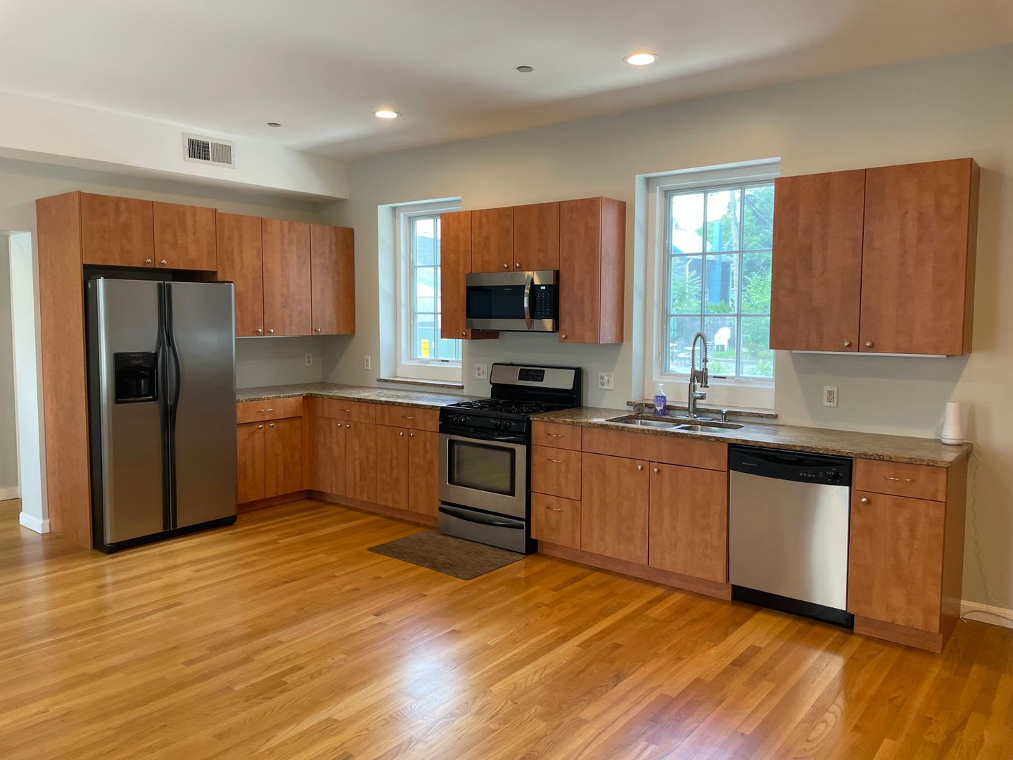 Newly Renovated Townhouse Style Condo for Rent in Providence! – photo 1
