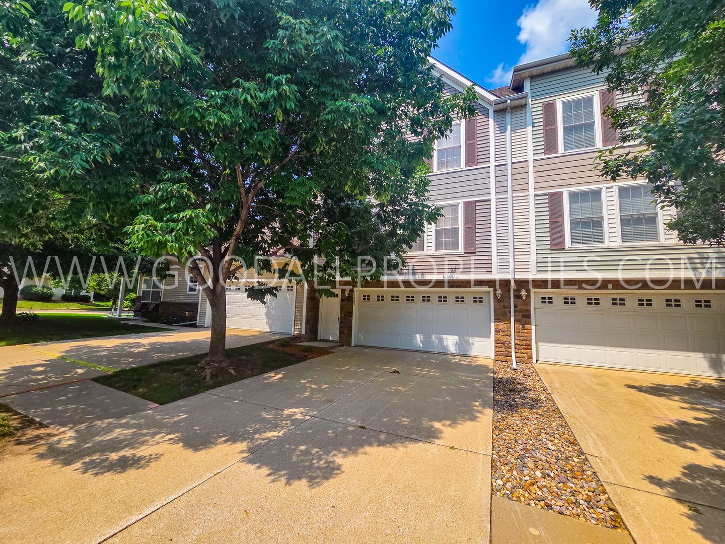 Price reduction!! 2-Bedroom, 2.5-Bath Urbandale Townhome with Attached 2-Car Garage – photo 1 of 14