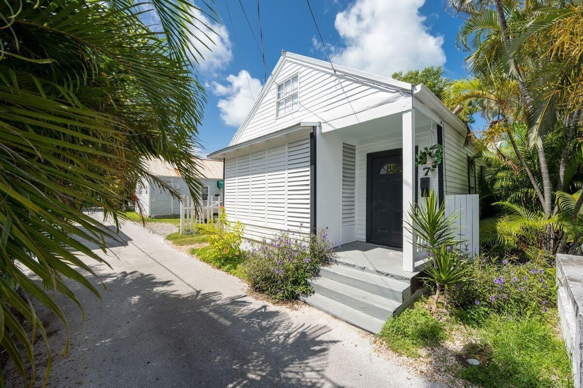 7 THOMPSON Lane – photo 1