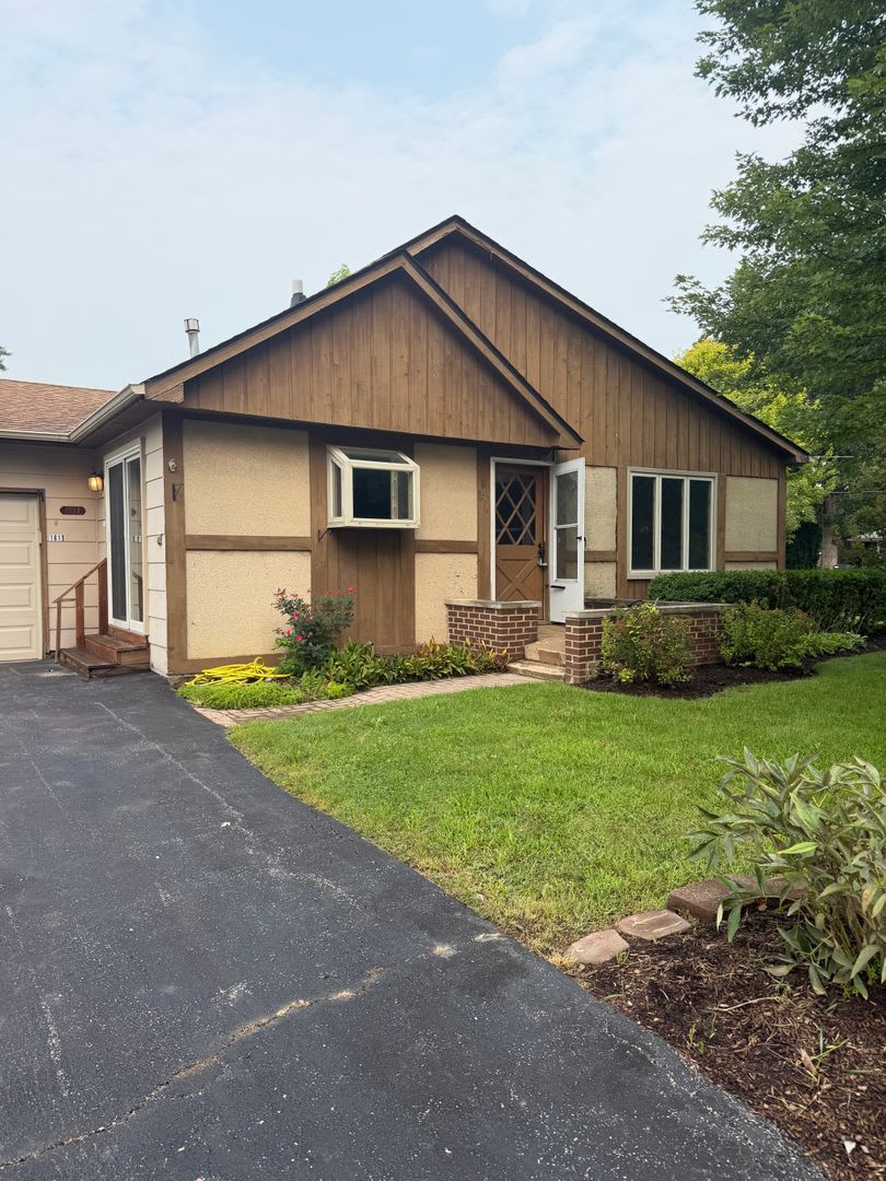4 Bedroom 2 Bathroom Home in Lindenhurst – photo 1 of 14