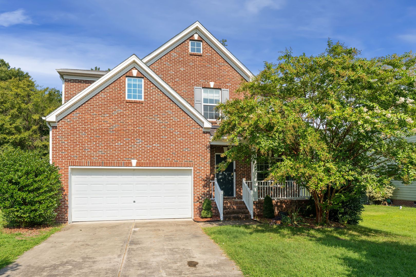 Gorgeous 5 bedroom home with loft + fully fenced yard! – photo 1