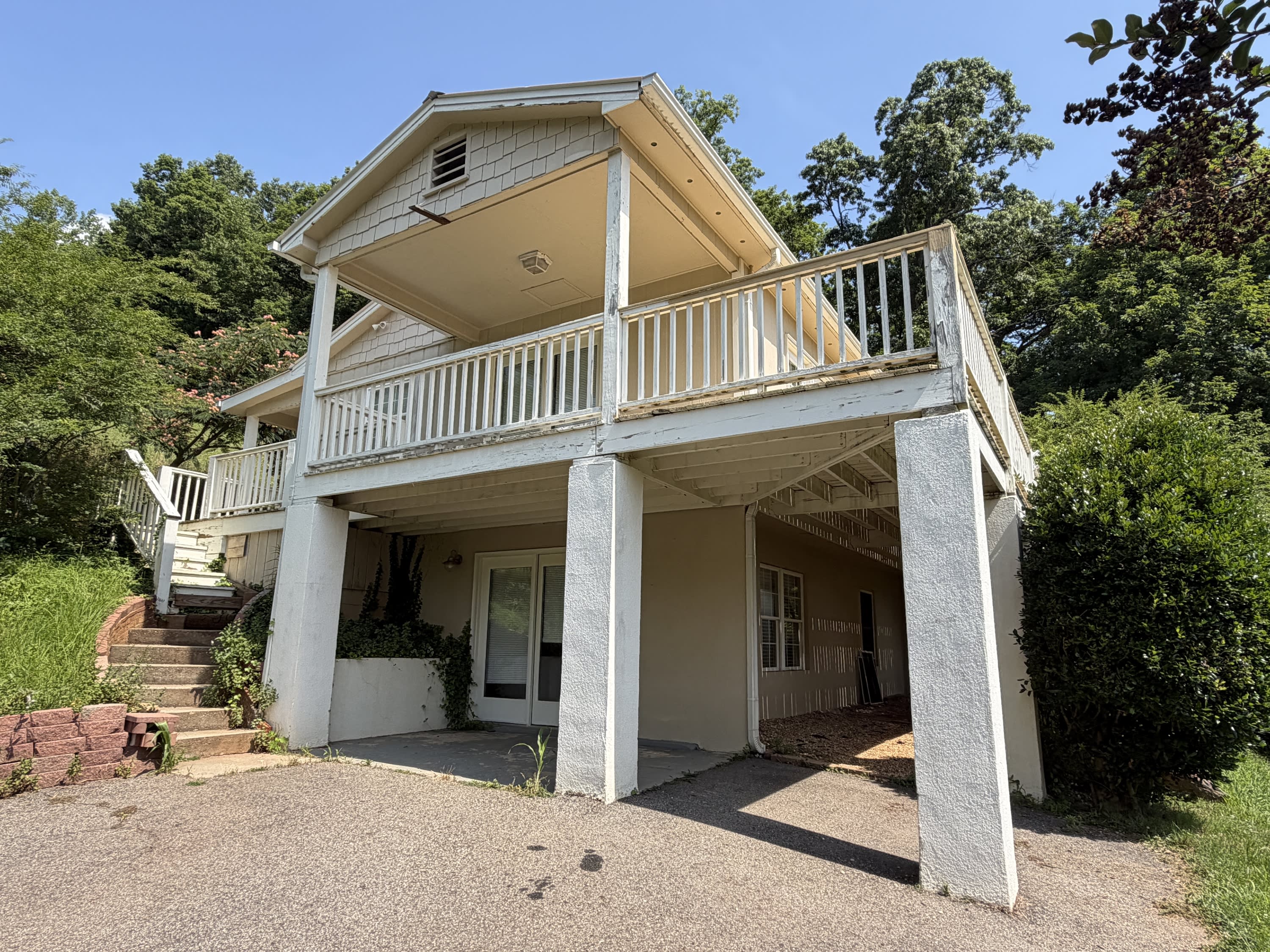 1860 Crescent Drive – photo 1 of 11