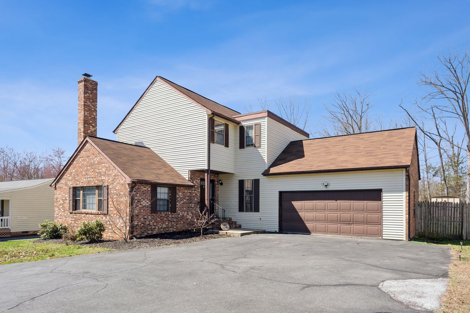 Beautifully renovated end-unit home on nearly an acre! – photo 1