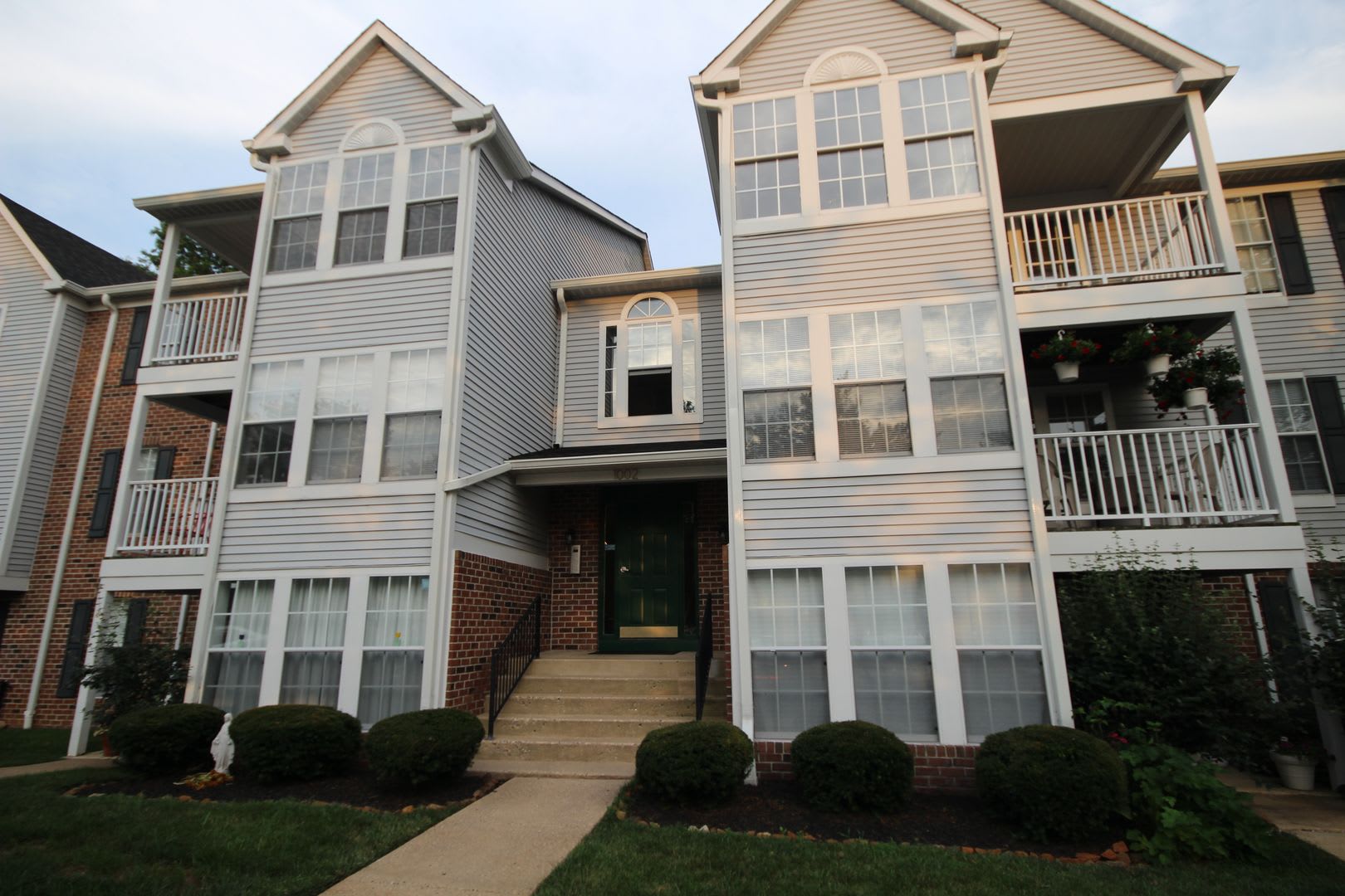 Lovely top floor condo with great features in Bel Air! – photo 1 of 23