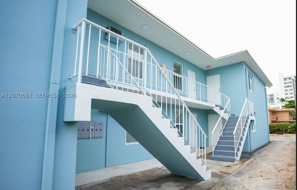 1043 NW 5th St – photo 1