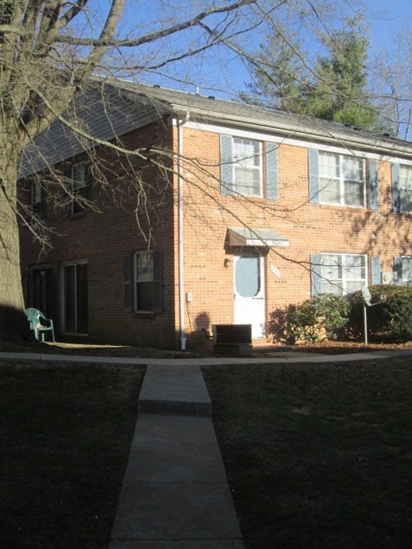 2 Bedroom 1.5 Bath Townhouse – photo 1