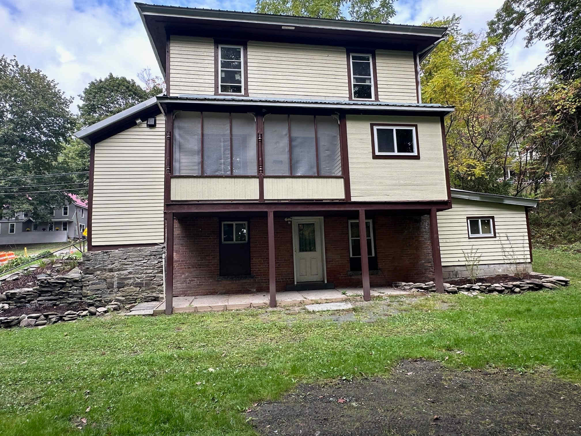 318 E Main St – photo 1 of 19