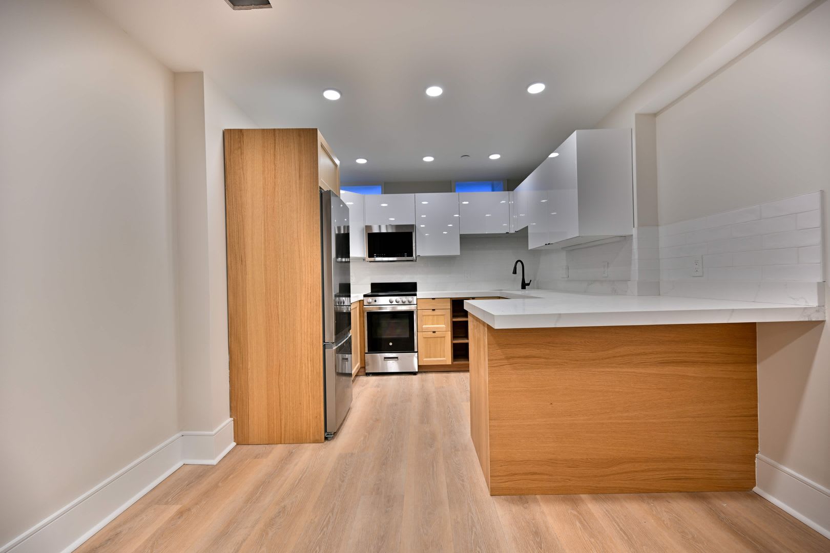 Bay Village 2 Bed – Prime Location w/ Laundry – photo 1