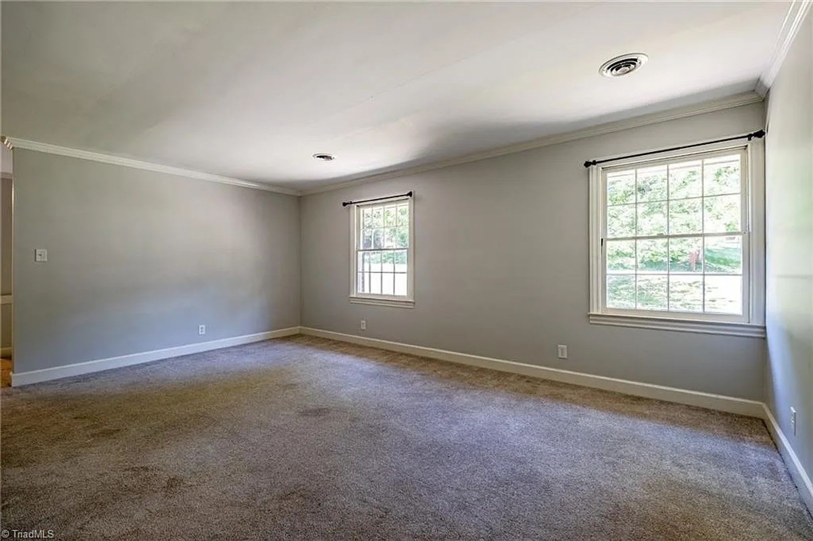 Room in 5 Bedroom Home at Kinnamon Rd – photo 1 of 41