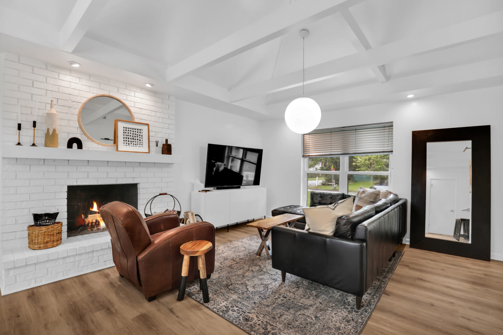1520 E 49th St – photo 1