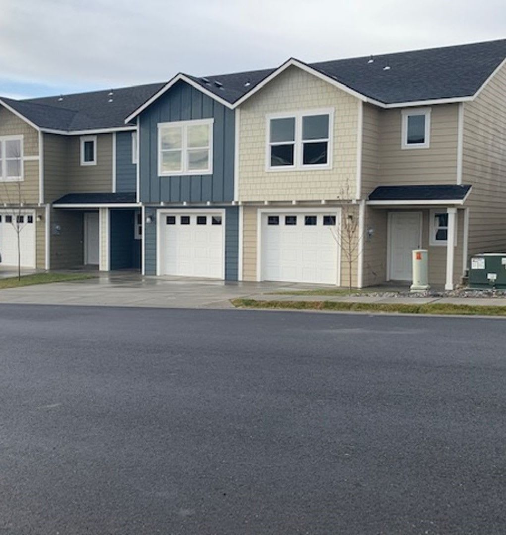 Whether you just want the extra room or need it for your family, our townhomes are calling!! – photo 1 of 14