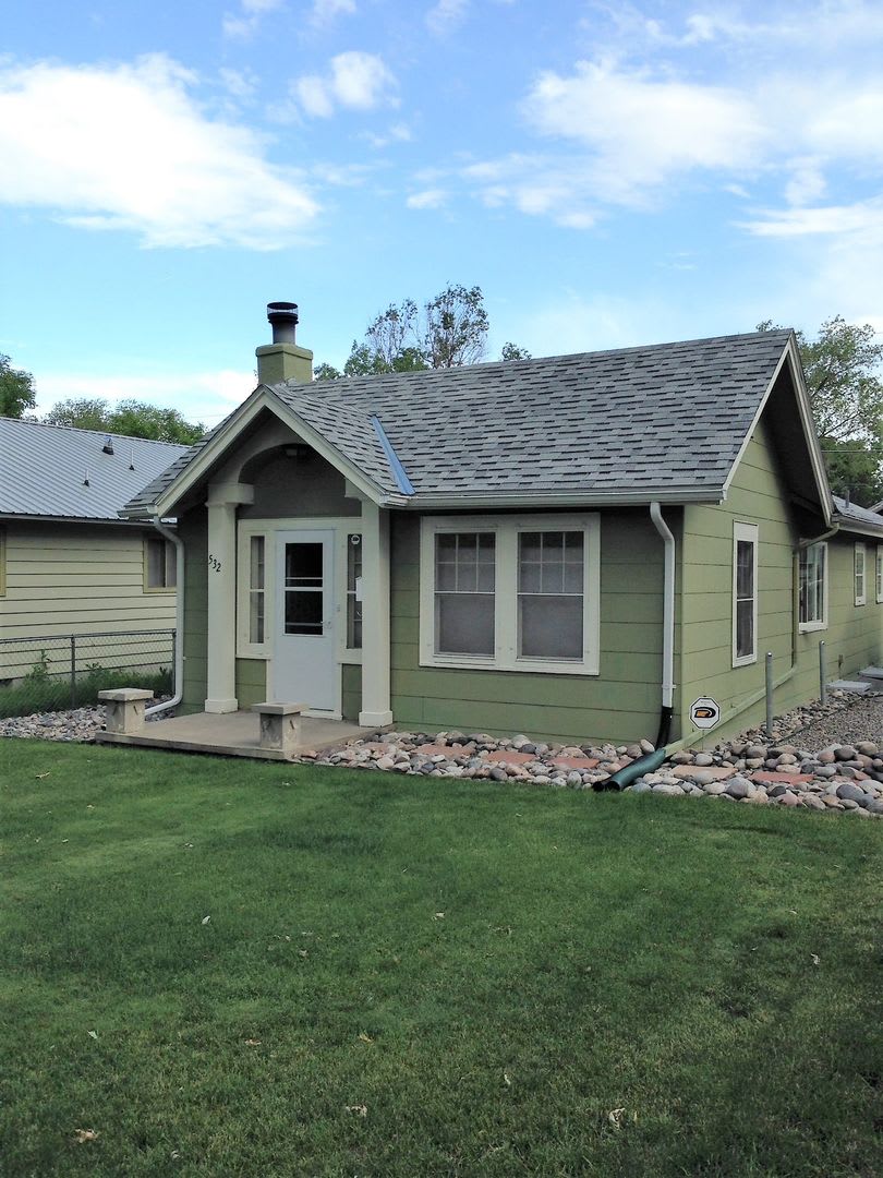 Charming 2 Bedroom Home Near Pioneer Park, Hospitals & Schools! – photo 1