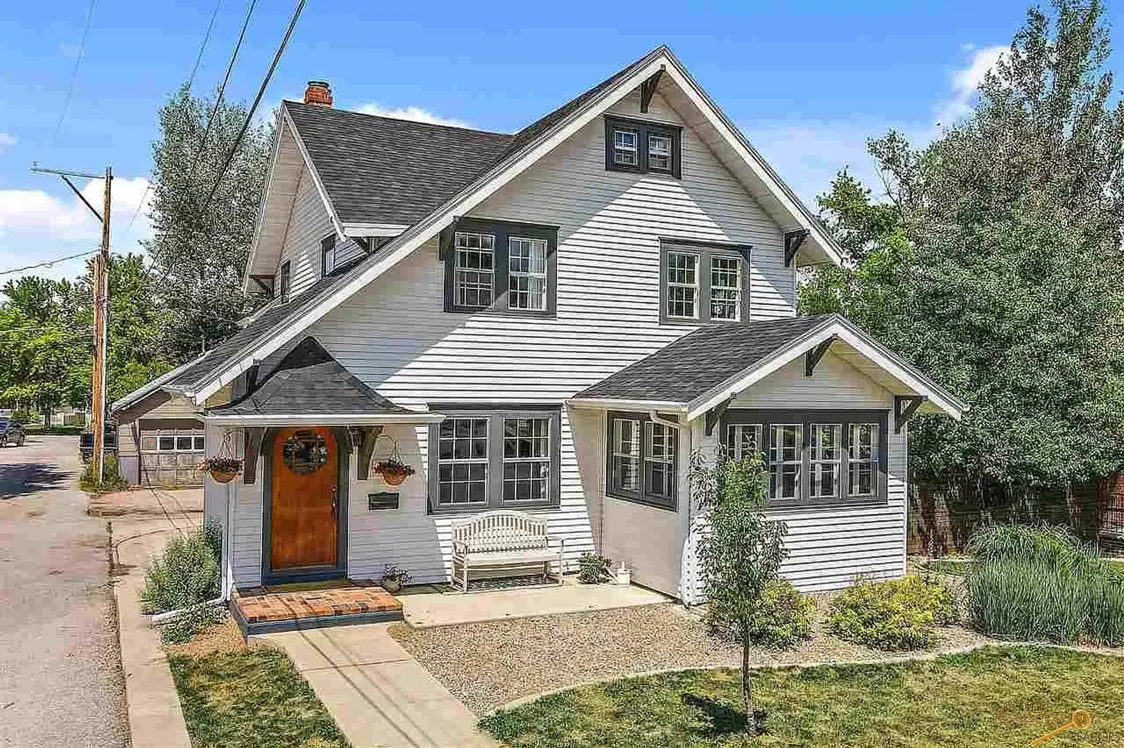 Beautifully restored home just minutes from downtown! – photo 1