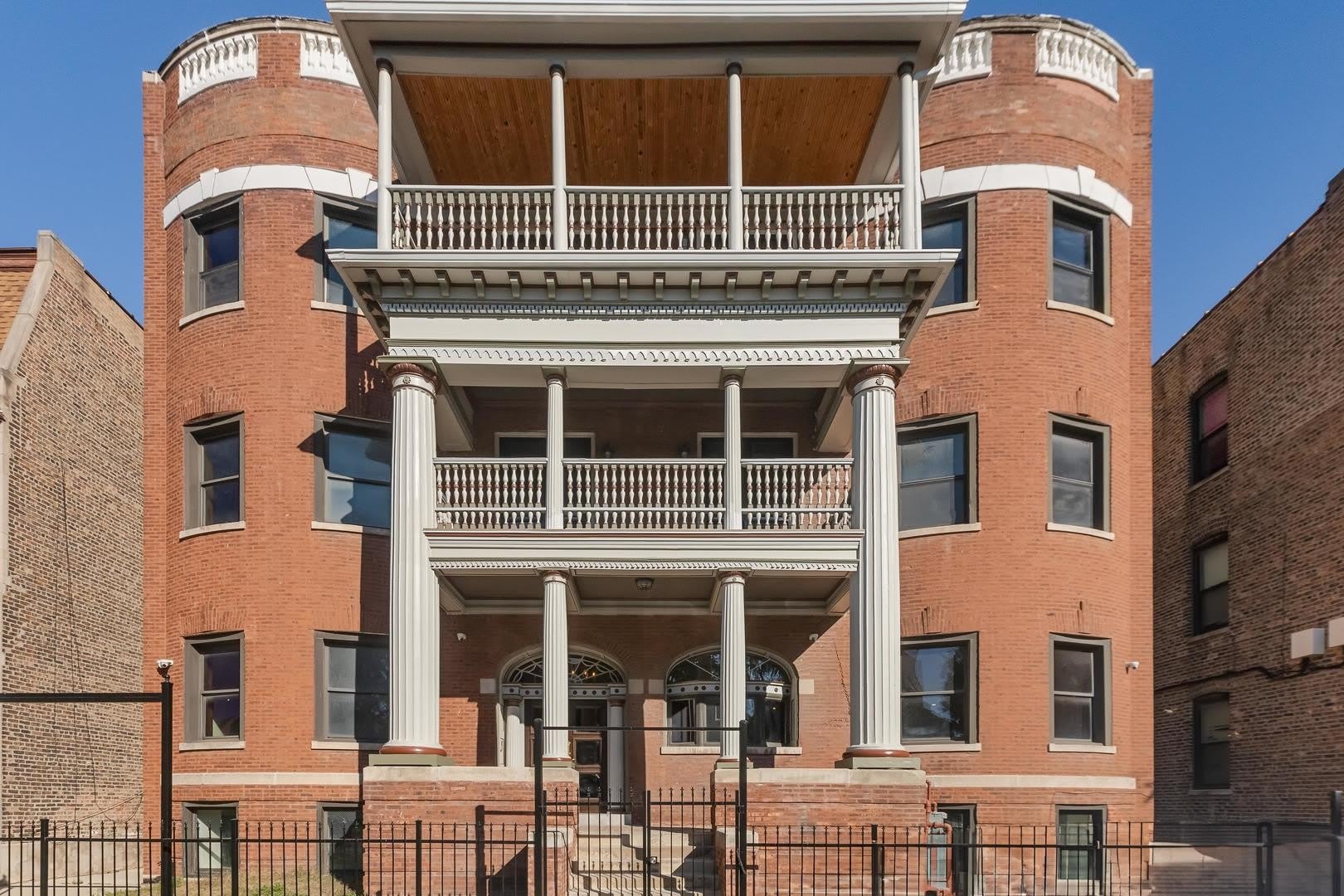444 E 48th Street – photo 1