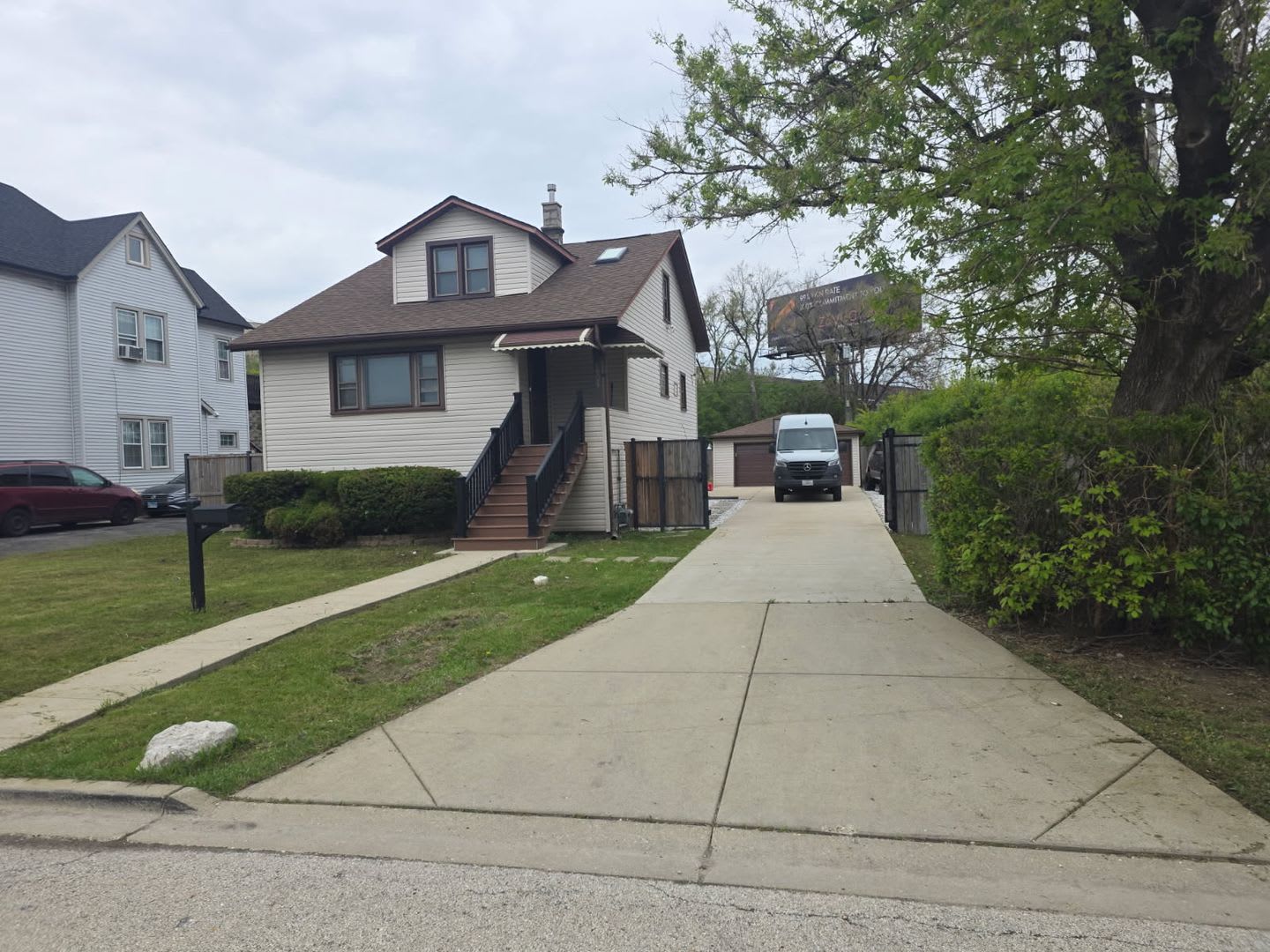 Single Family 2BR, 3 BA 2CG Home – photo 1 of 17
