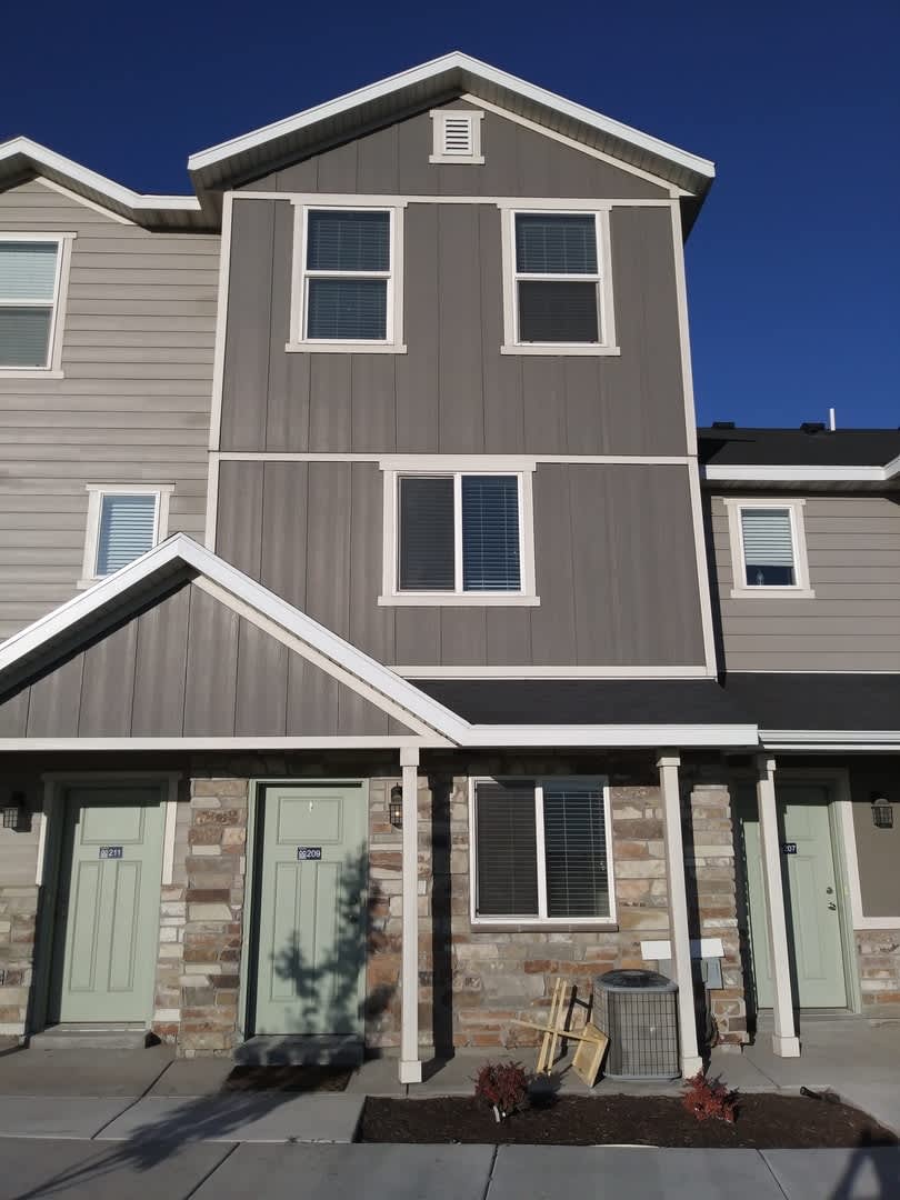 Beautiful 3 bed 2.5 bath townhome in Vineyard – photo 1 of 15