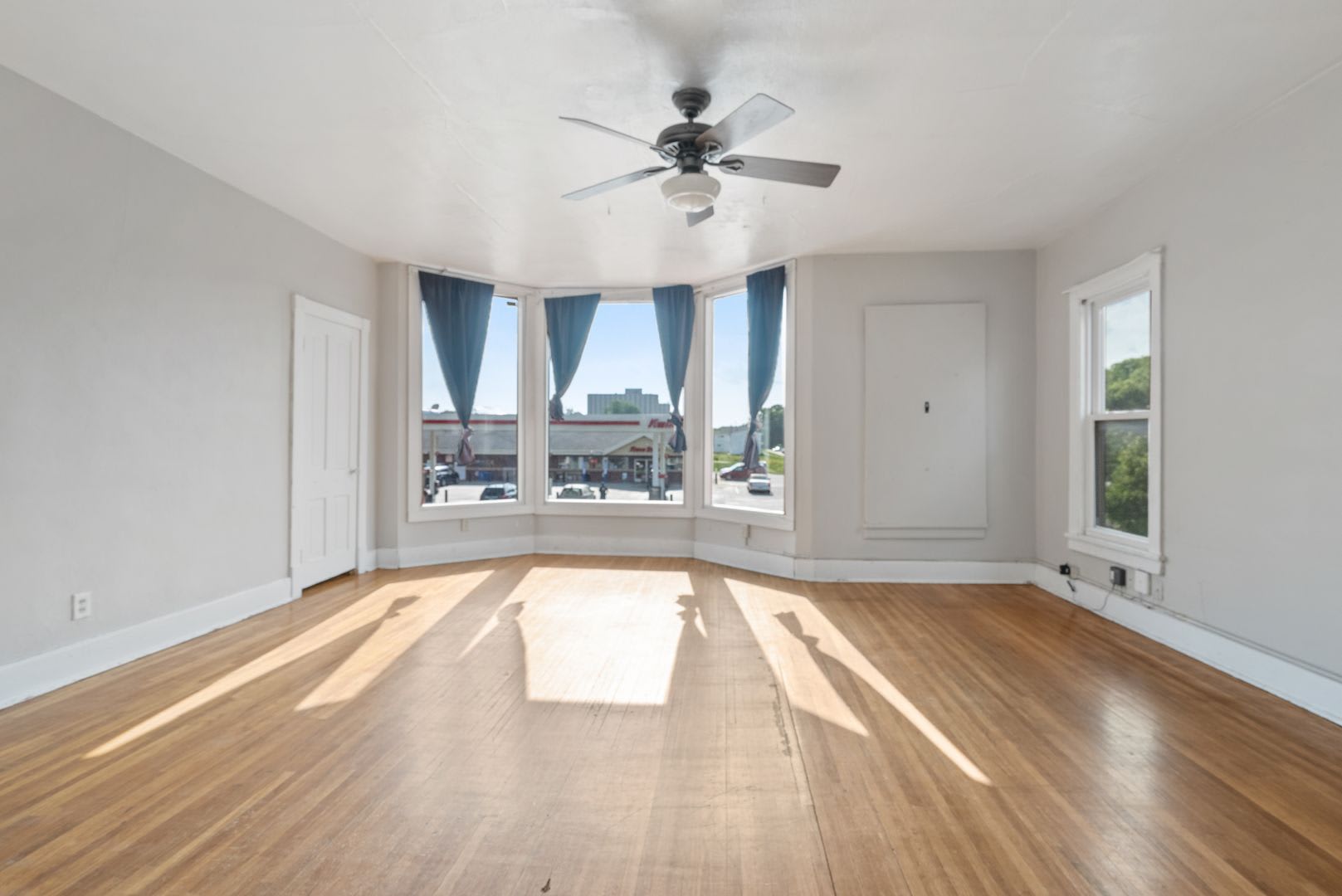 2020 College St – photo 1