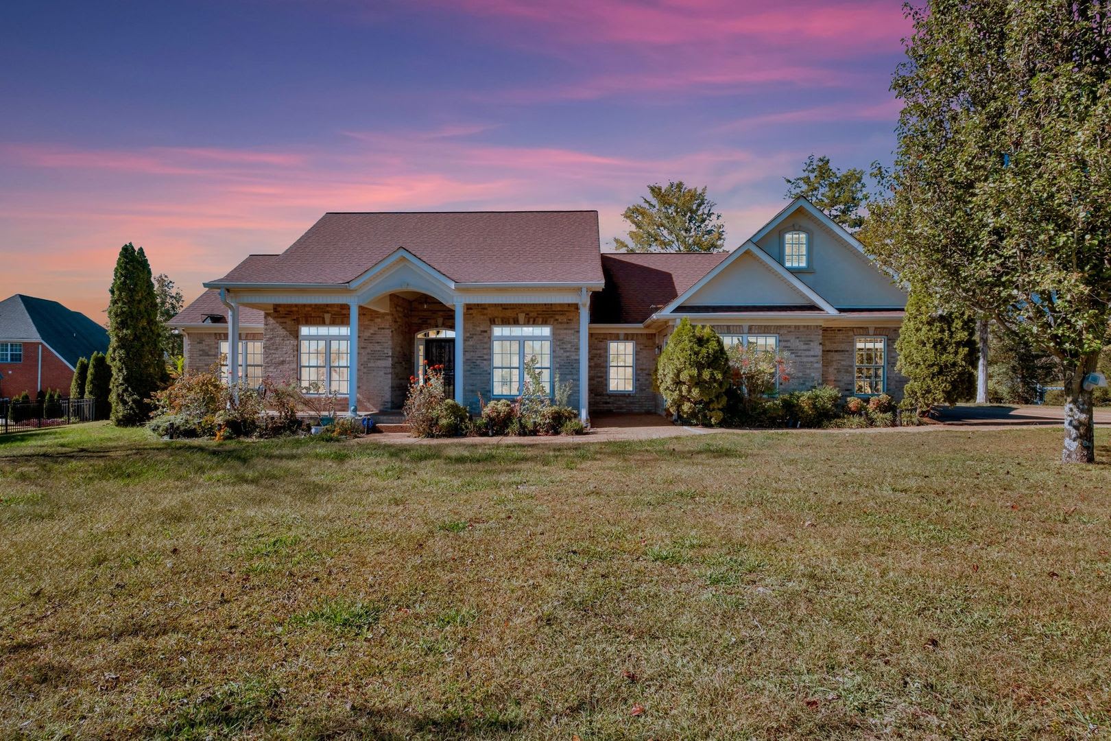 FOR LEASE- 3 BEDROOM SINGLE-FAMILY HOME! – photo 1 of 41