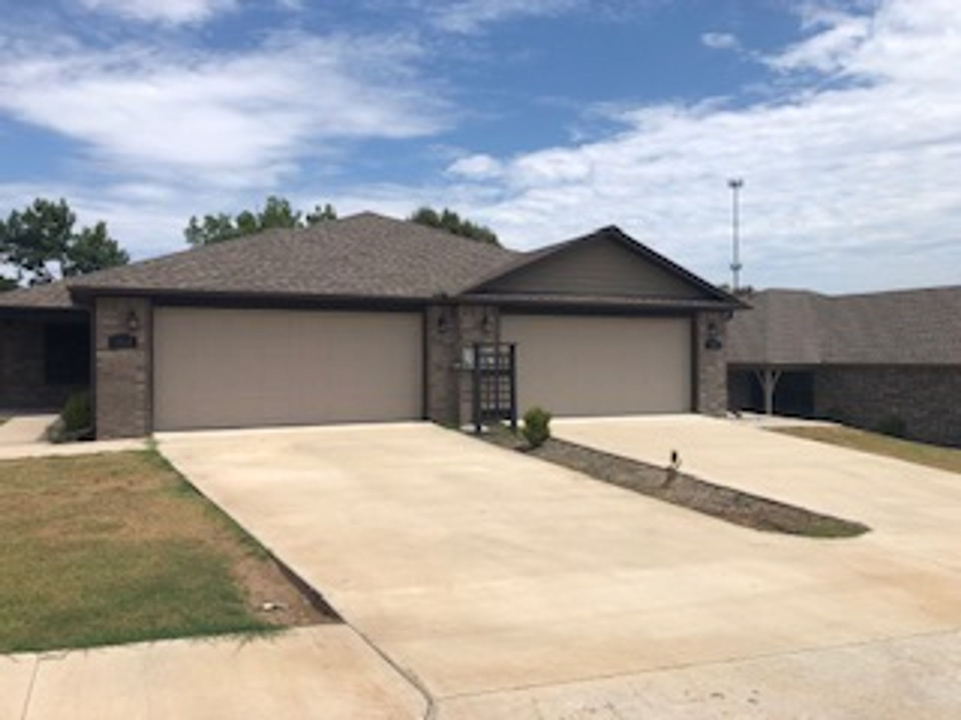 3 bedroom Duplex with move in special – photo 1