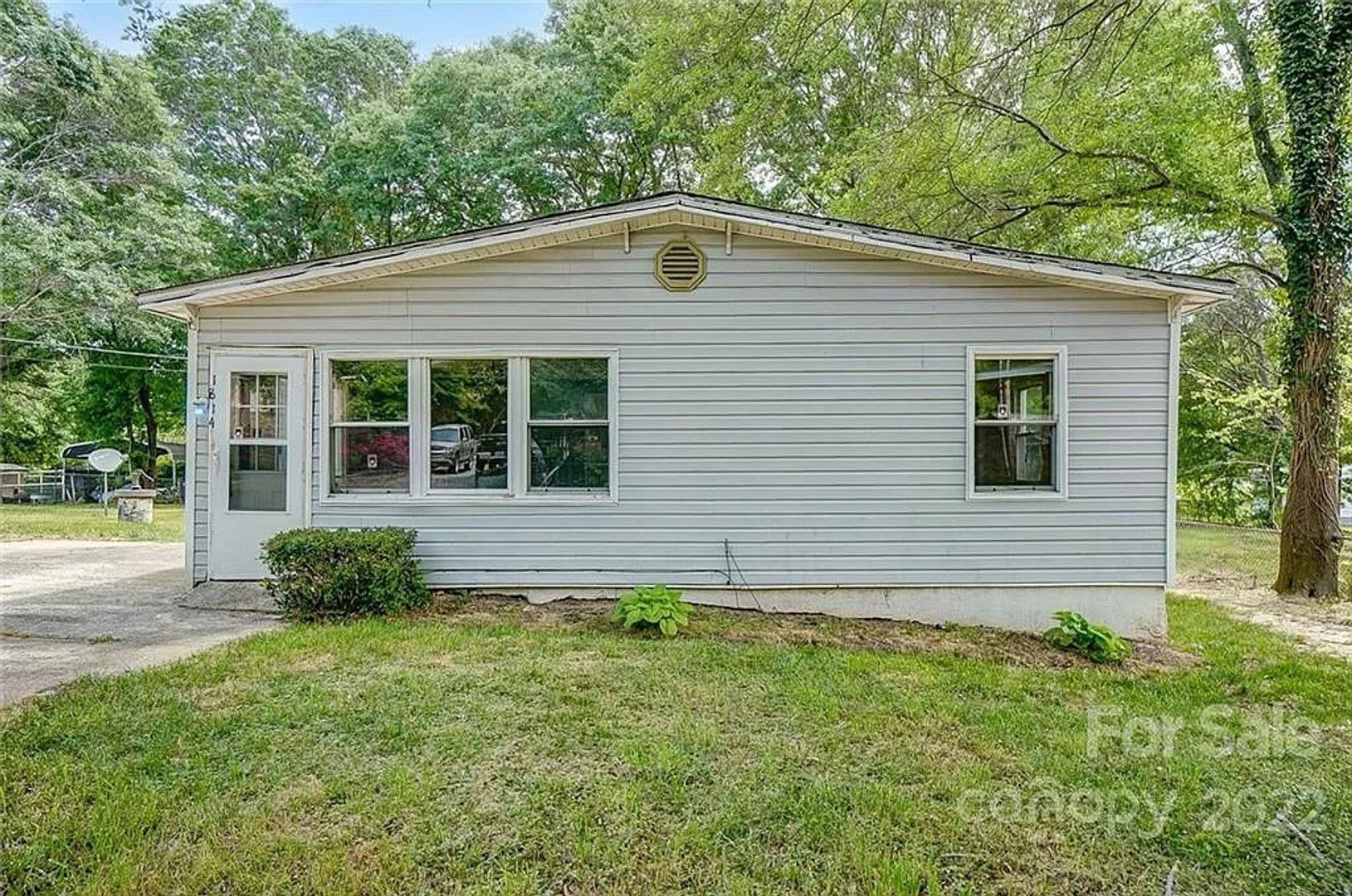 Room in 5 Bedroom Home at Hart St – photo 1 of 3