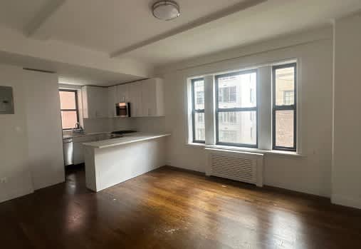 182 E 70th St – photo 1
