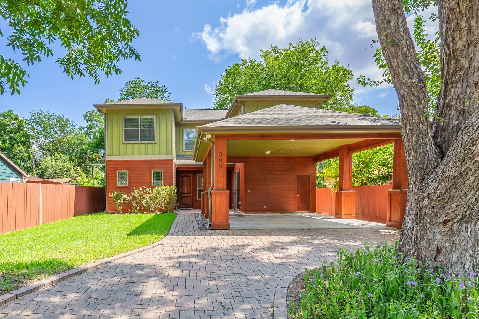 UT PRE-LEASE: Beautiful, Recently Constructed 6 bed/ 4 ba home in North Loop Area, Mins to UT – photo 1
