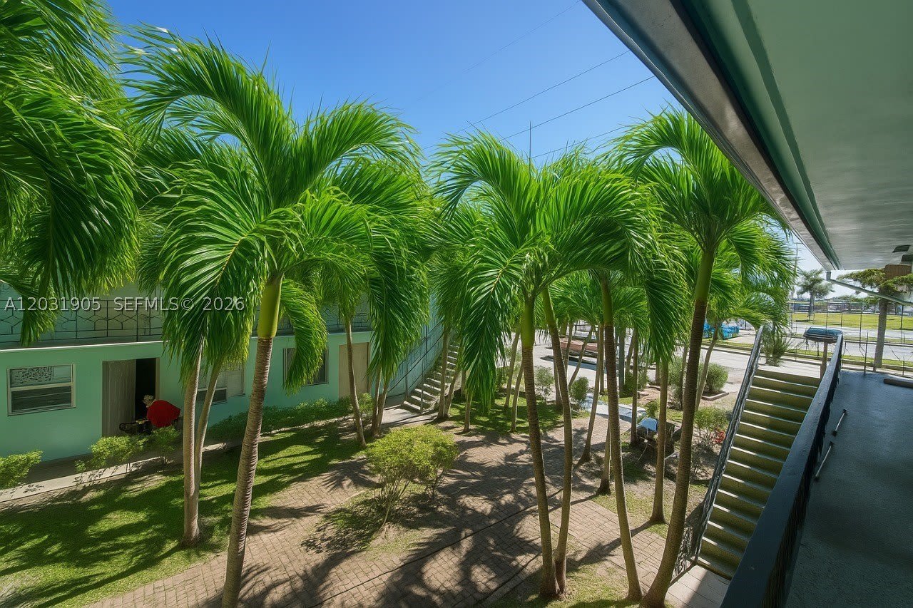855 W 29th St – photo 1