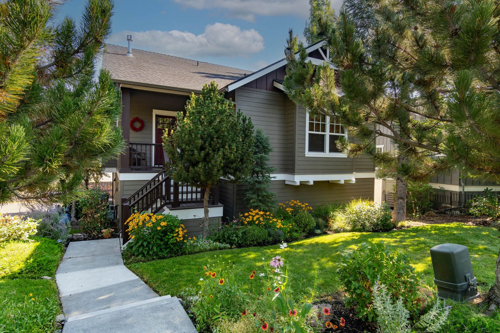 Incredible location for this 30-day minimum stay Redmond two-bedroom + high level office home. Located i – photo 1