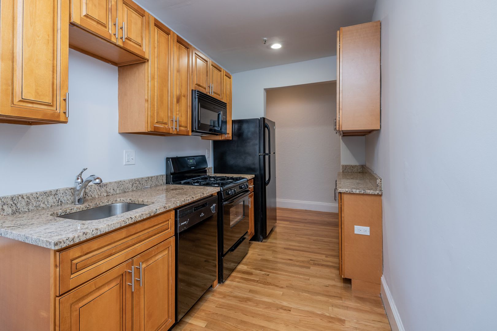 Nicely renovated 1 bed in Brighton. – photo 1
