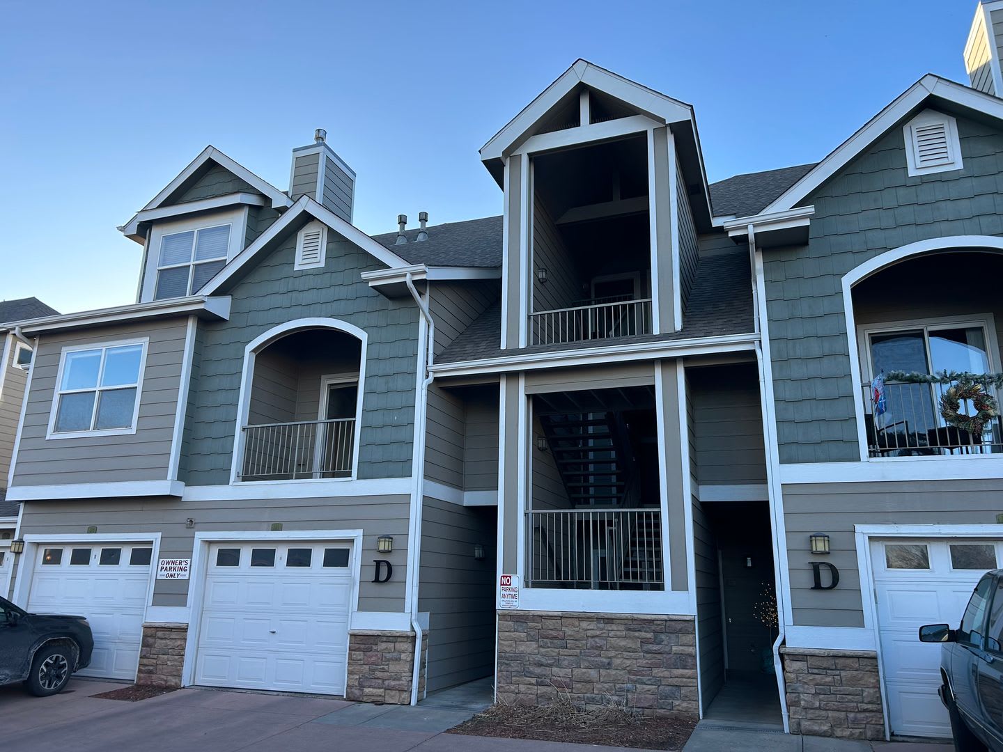 Vaulted Ceilings, Natural Light, and Comfort in Fort Collins Condo – photo 1