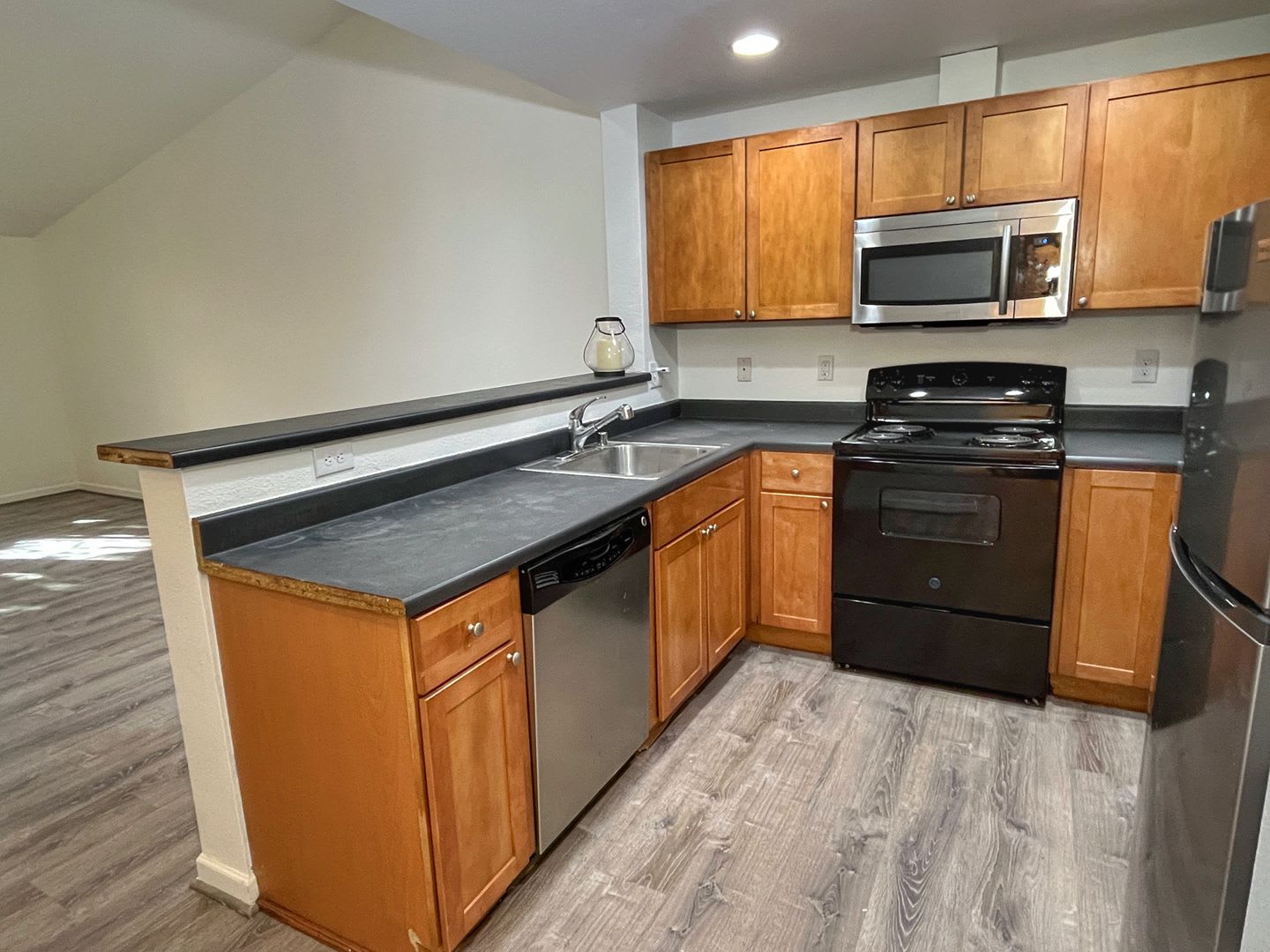 East Hill 2-bedroom top-floor unit w/s/g included – photo 1