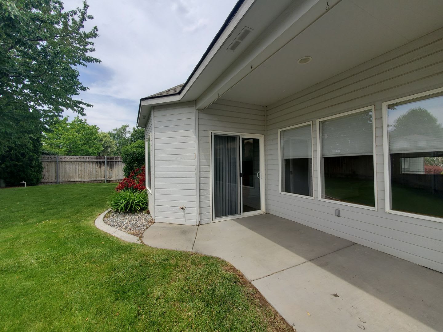 Beautiful South Richland 3-Bedroom Rambler with Open Floor Plan & Spacious Primary Suite! – photo 1