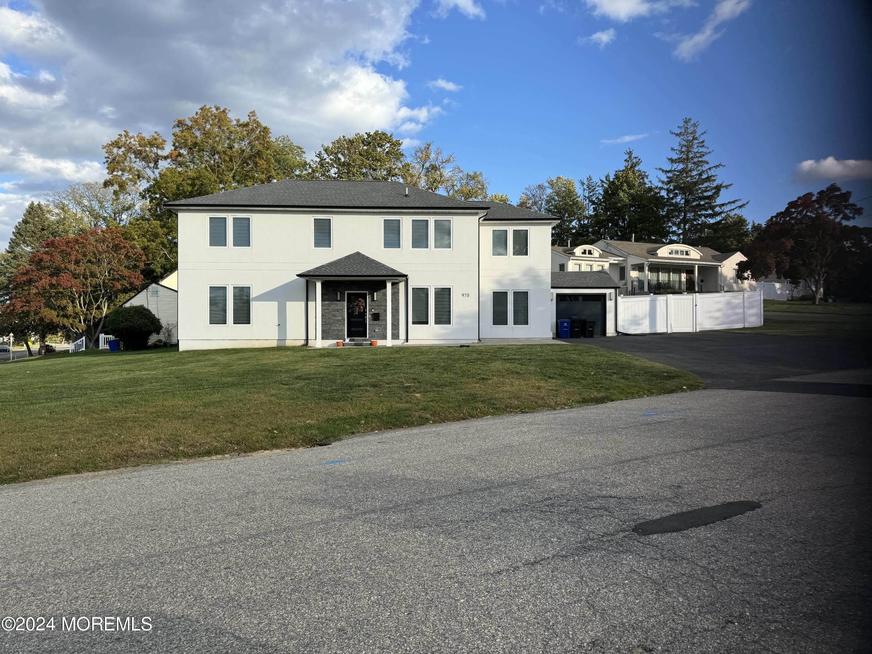 975 Van Court Avenue – photo 1