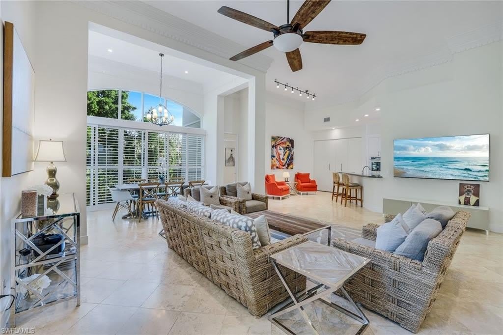 1560 Clermont Dr – photo 1