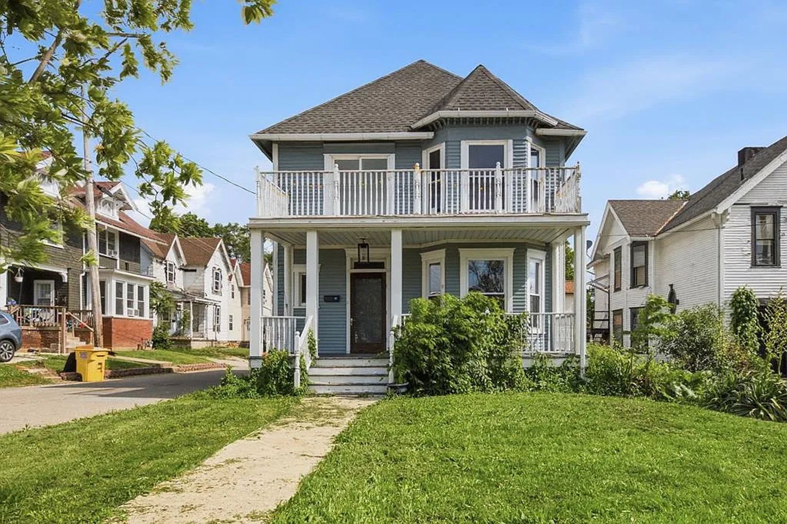 Spacious Updated 3-Bedroom Pet-Friendly Home with Central Air, Original Woodwork & 1,800 Sq. Ft. – photo 1