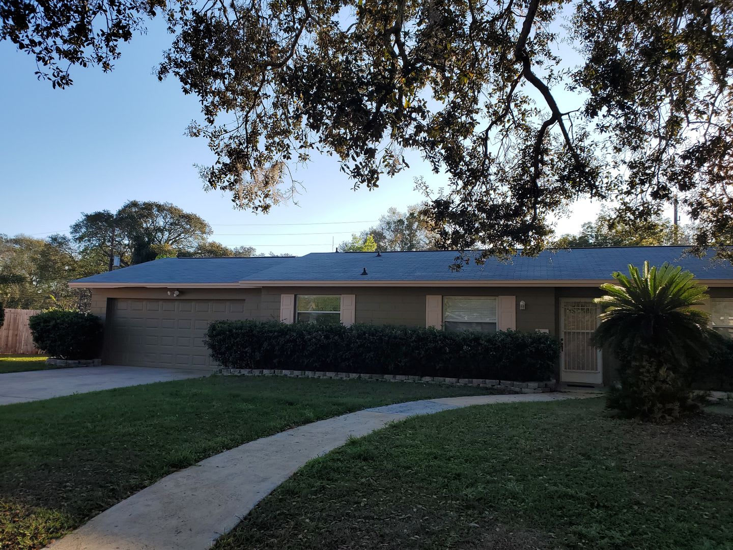 3 BEDROOM TO 2 BATH SPACIOUS HOME WITH OVERSIZED GARAGE – photo 1