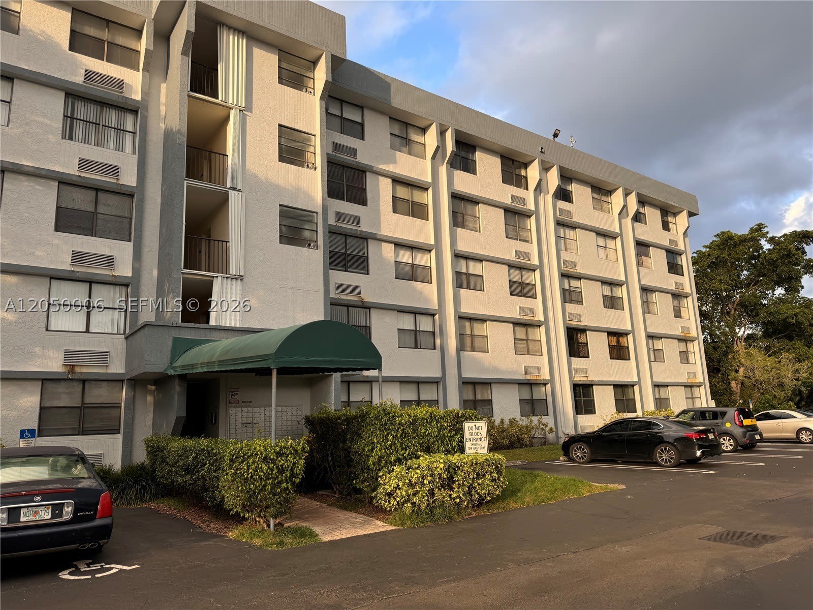 2501 Riverside Dr – photo 1