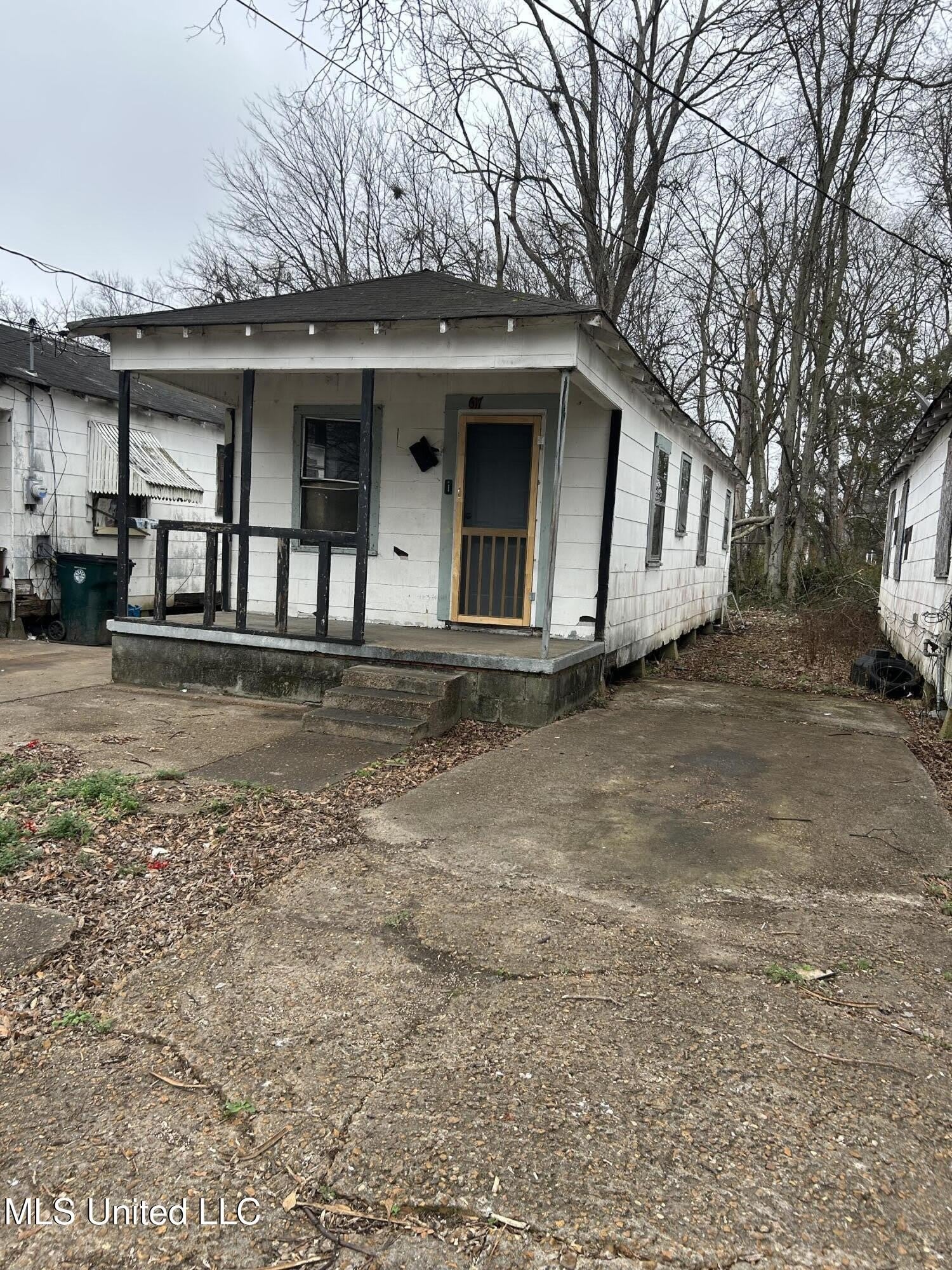 617 Ave L – photo 1 of 5