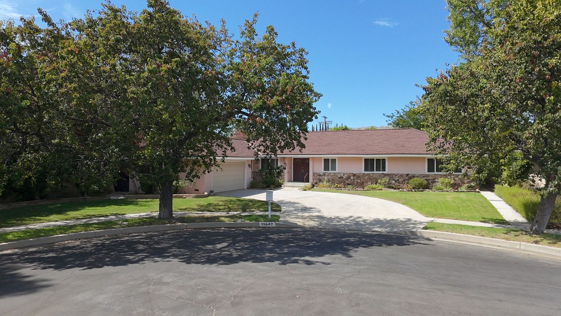 For Lease! Spacious 4 Bedroom, 2 1/2 Bathroom, Northridge Home! Ready for Move-In! – photo 1