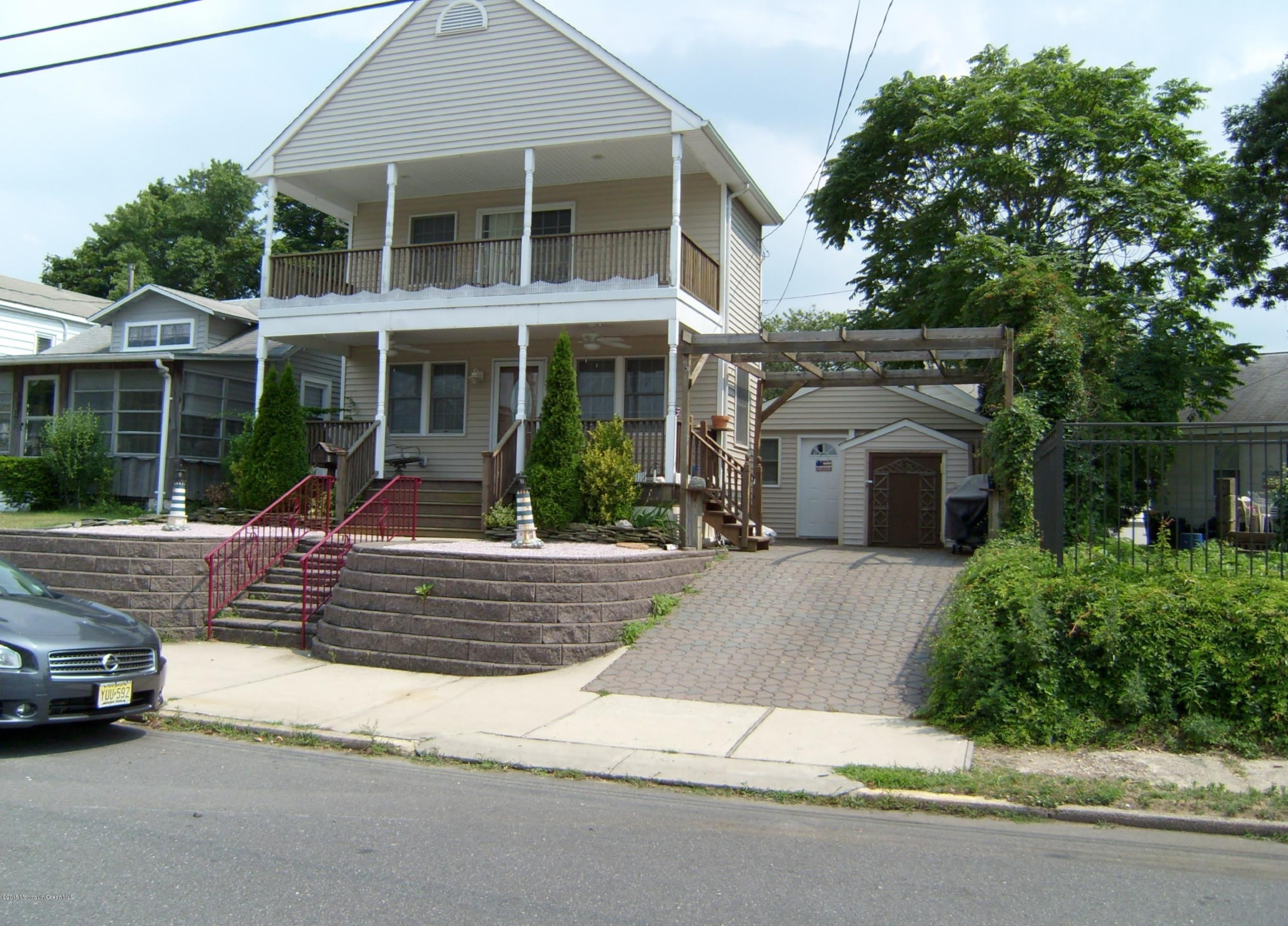 327 New Bedford Road – photo 1 of 4