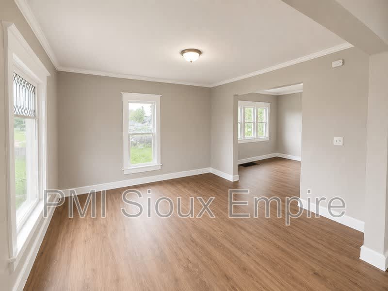 918 w 10th st – photo 1