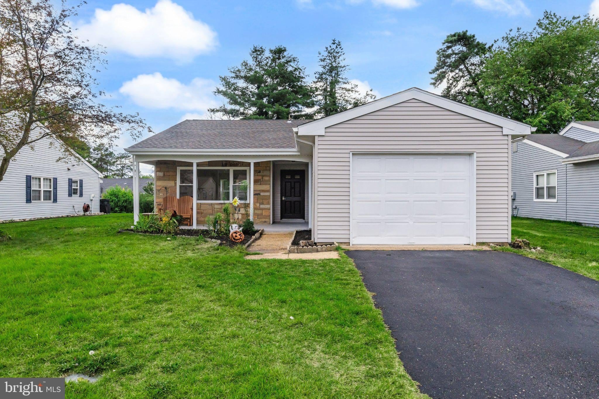 109 HUNTINGTON Drive – photo 1 of 30