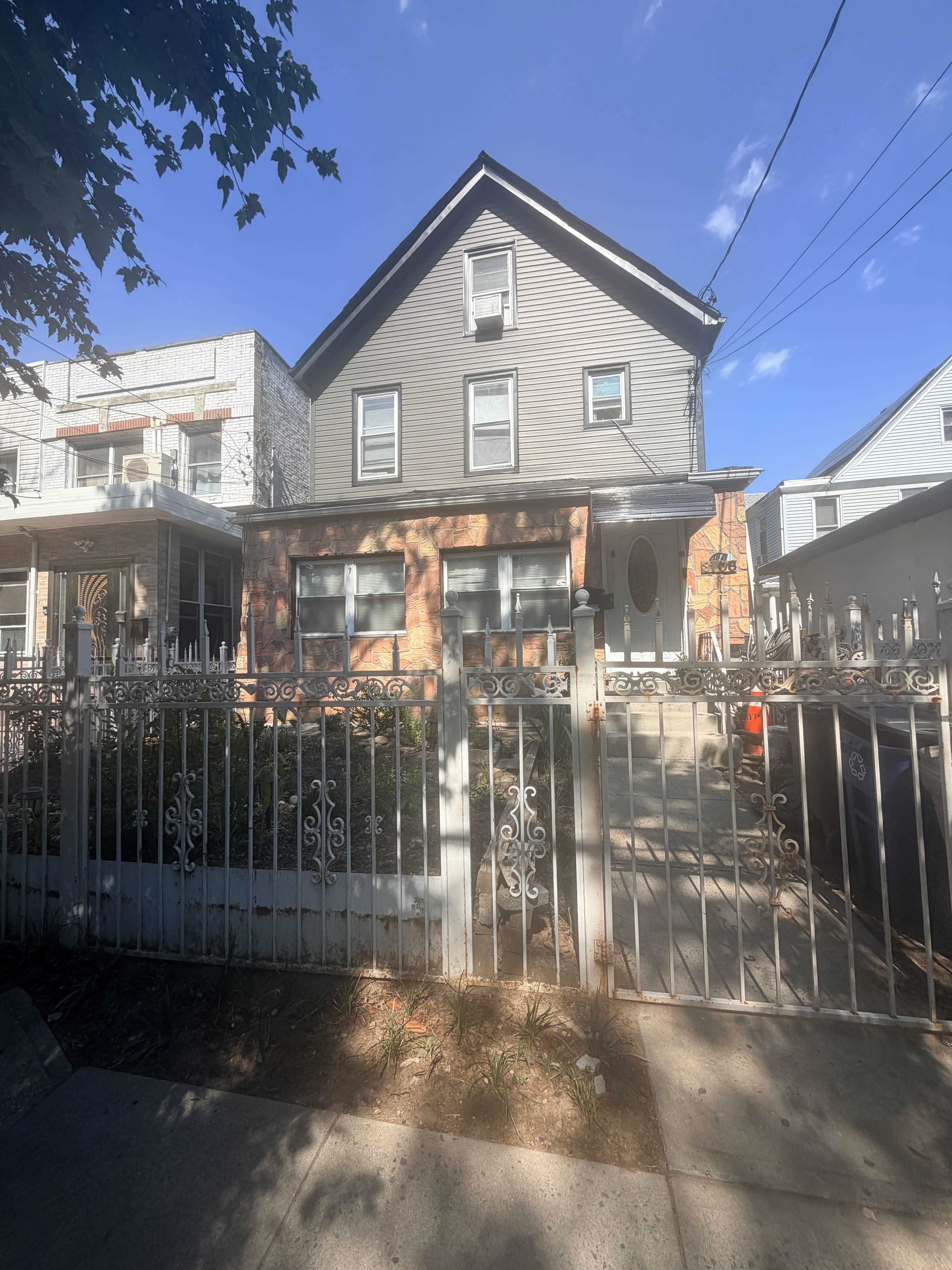 3708 Dyre Ave