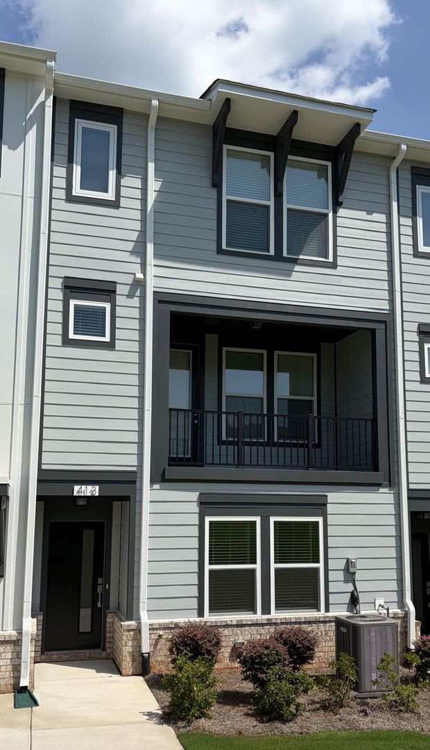 Modern 3 Bedroom Townhome Near Unc Charlotte Light Rail – photo 1