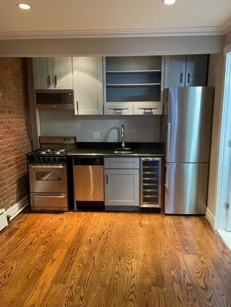 426 E 9th St – photo 1